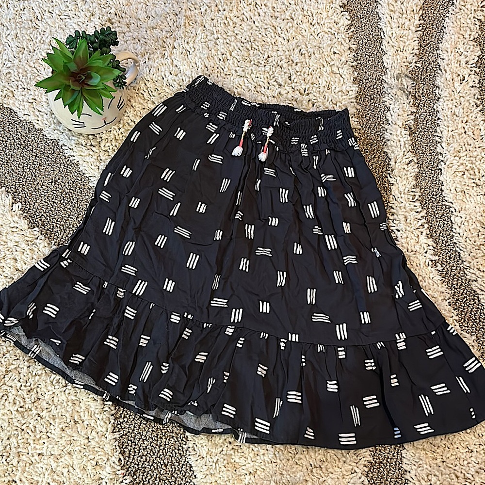 Cat 🐱 & Jack Girls 👧🏻 7/8 gray & ivory skirt